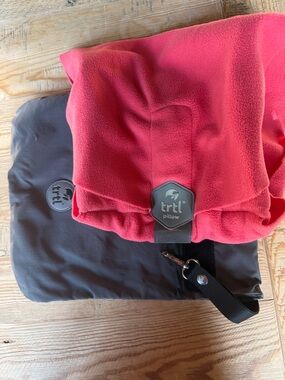 TRTL Pillow Travel Neck Pillow with Carry Case EUC